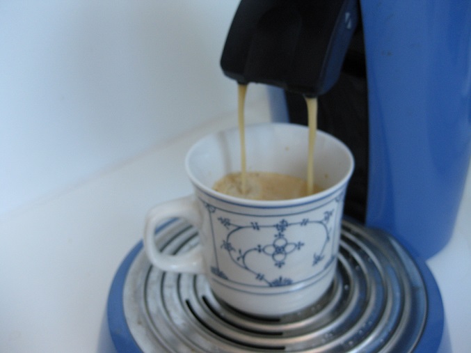 Tasse in Kaffeemaschine, Fotografie